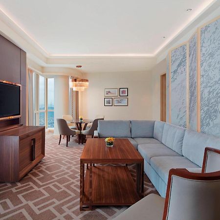 Sheraton Petaling Jaya Hotel Eksteriør billede A living room in a suite at the hotel