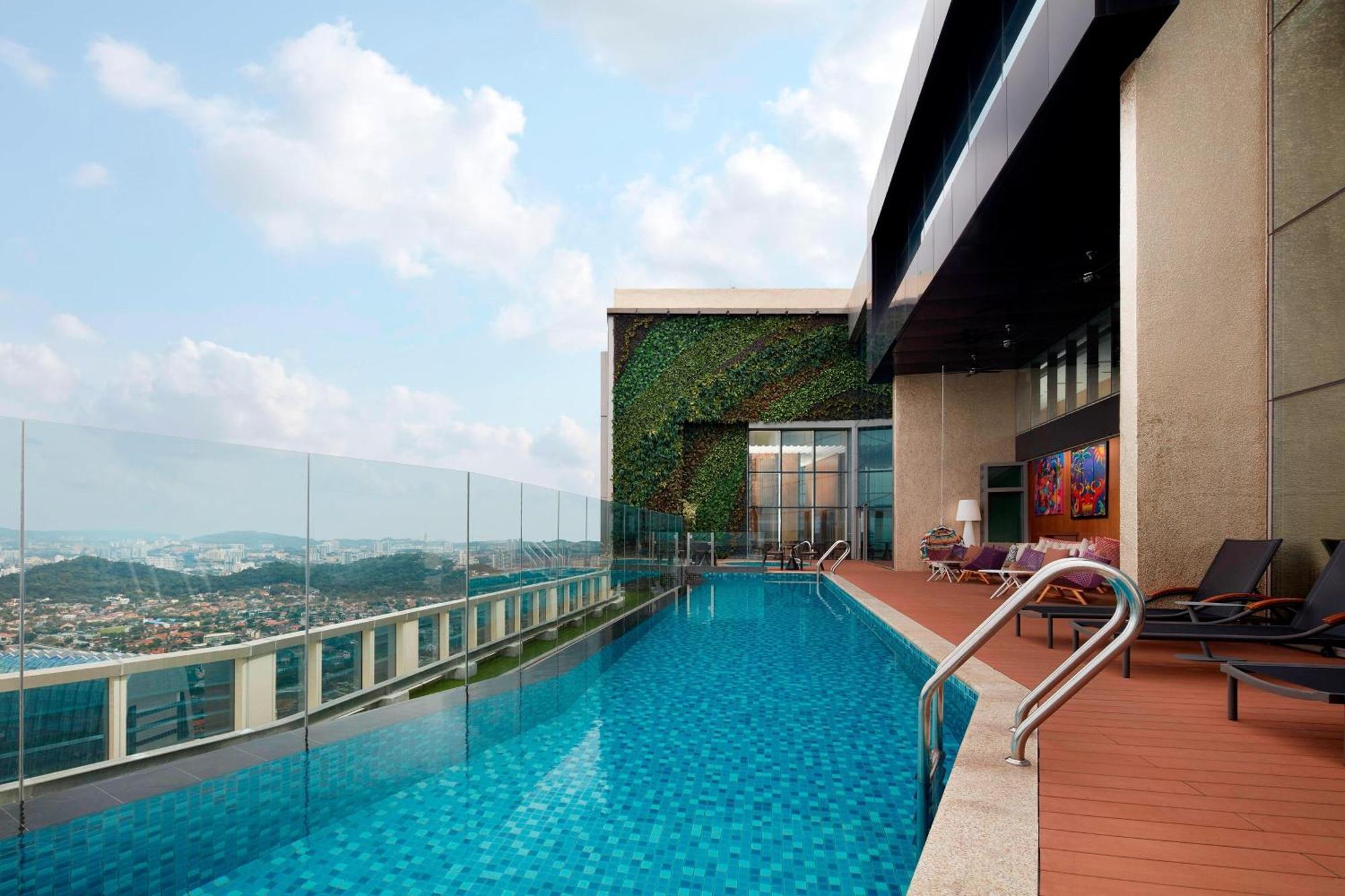 Sheraton Petaling Jaya Hotel Eksteriør billede The swimming pool at the hotel