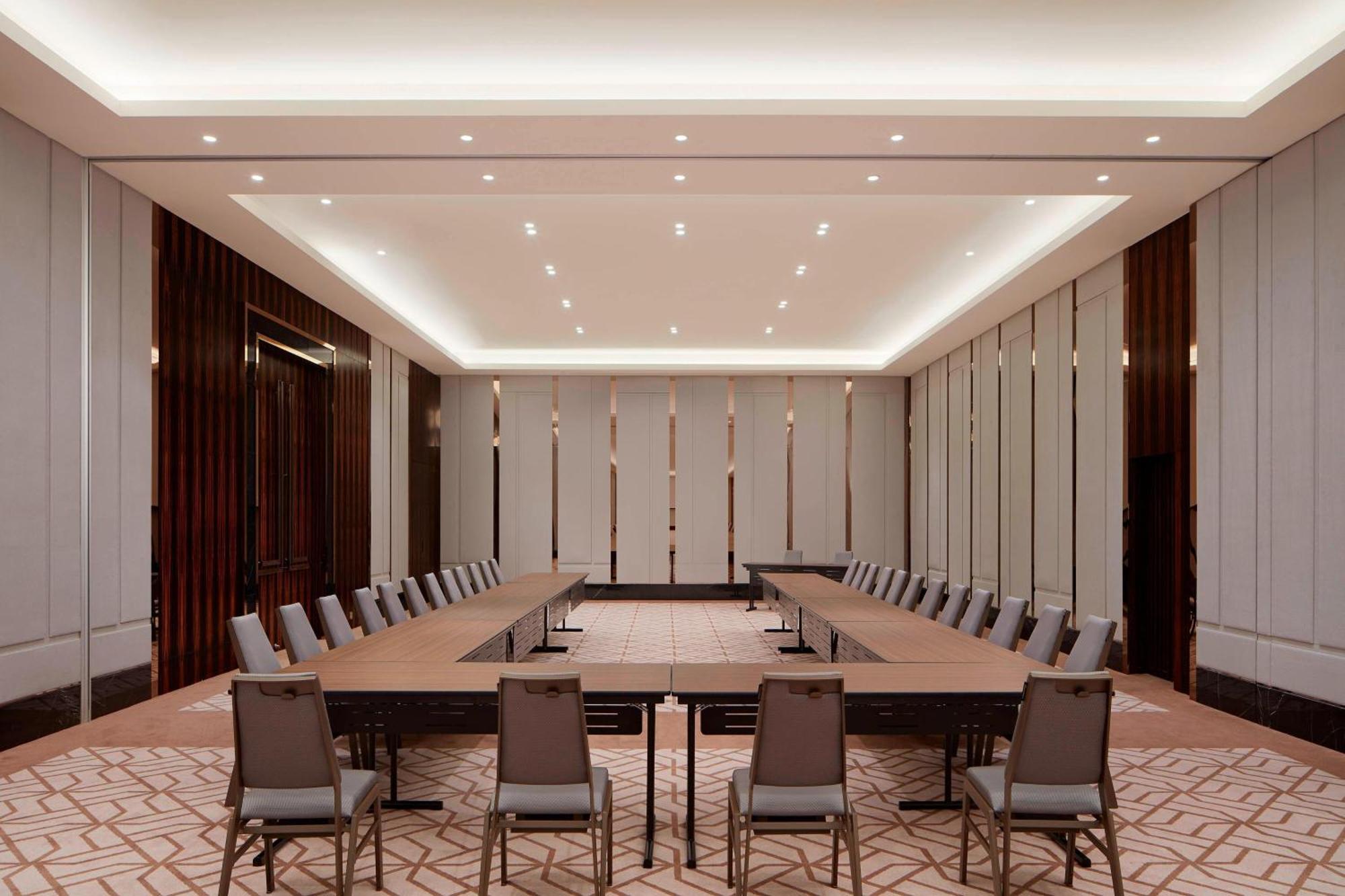 Sheraton Petaling Jaya Hotel Eksteriør billede The meeting room of the Prime Minister